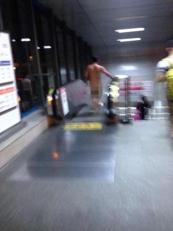 全裸男子跑进地铁站台。2