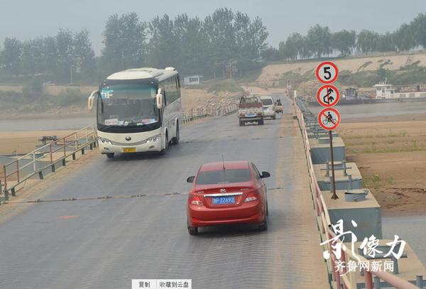 图为济南北店子黄河浮桥，车辆正在有序通行。（图文李瑞平）
