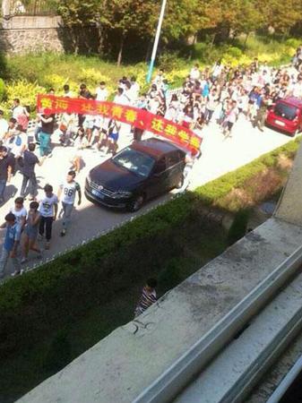 　青岛黄海学院，数千学生在校内游行抗议