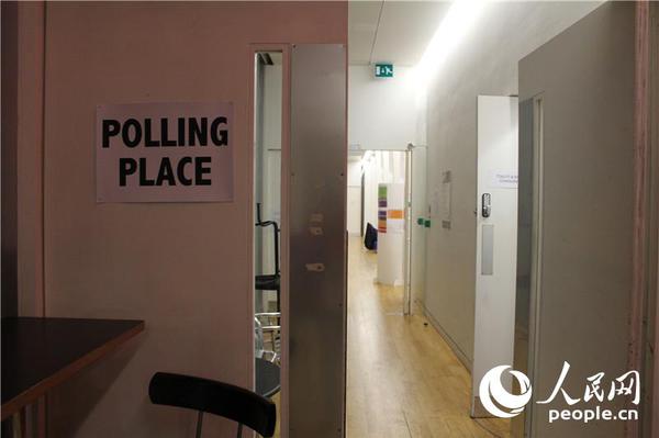 08爱丁堡一处投票站内的场景  摄影：白天行