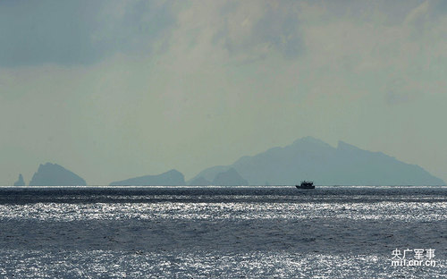 台湾垂钓船在钓鱼岛周边垂钓 李建伟摄