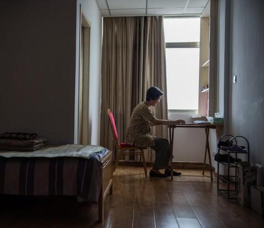 在如东一家养老院，78岁的老人洪秀芬在看书。李响 摄
