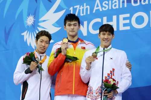 9月23日，冠军中国选手孙杨（中）、亚军日本选手萩野公介（左）与季军韩国选手朴泰桓在领奖台上。