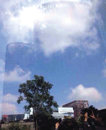 昨日网传的“三里屯惊现海市蜃楼”的图片，天空中出现高楼景象。网络截图