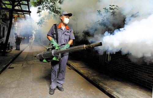 广州市组织灭蚊行动 羊城晚报记者 汤铭明 摄