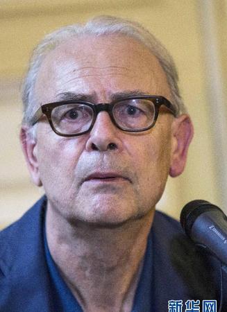 10月9日，法国作家帕特里克·莫迪亚诺在获得2014年诺贝尔文学奖后在法国巴黎伽里玛出版社总部出席新闻发布会。瑞典文学院9日宣布，将2014年诺贝尔文学奖授予法国作家帕特里克·莫迪亚诺。 新华社发（约瑟·罗德里格斯摄）