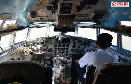 伊尔IL-18的驾驶舱与新的飞机截然不同，在这里没有电子屏幕。