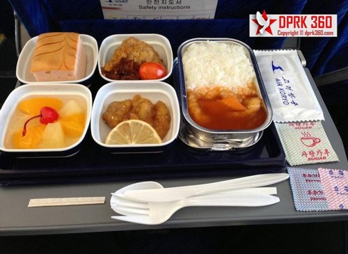 飞机餐提供米饭、鸡肉和什锦水果，亚兰称，食物比他想象得要好。