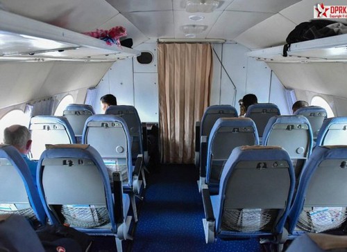 高丽航空班机的客舱内，行李架是开放式的。