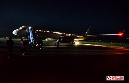 亚兰在平壤机场与来自13个国家的49名乘客登上了一架红眼航班。