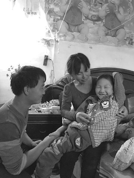 一家人在一起，小夕硕笑得很甜。　本报记者 袁慧 摄