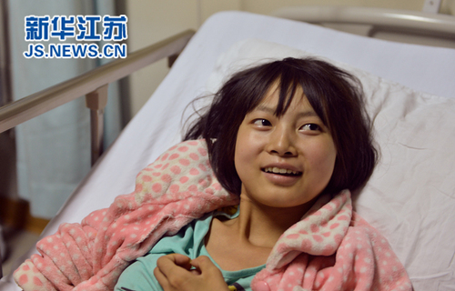 顺利入院，躺在病床上的李蝶琼露出了会心的笑容。
