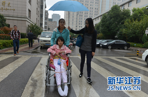 住院当天，路上下起了小雨，记者为她撑起了雨伞。