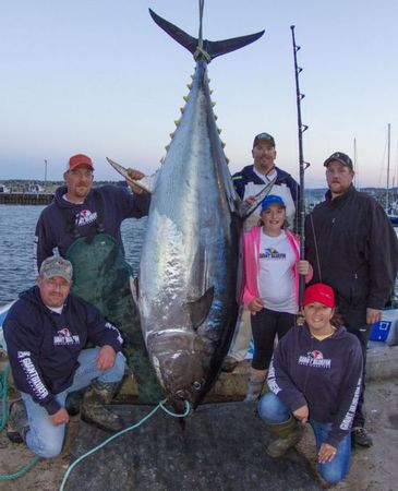 加拿大12岁女孩钓起280公斤巨型蓝鳍金枪鱼3