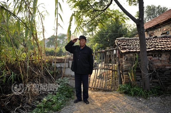送别记者离开乡下小院时，老兵徐钦林敬了一个标准的军礼（齐鲁网发 刘畅 摄）