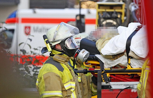 为了救援这名卧病在床的超胖男子，消防员被迫穿上防化服与防毒面具，因为其已经5年未洗澡。（网页截图）