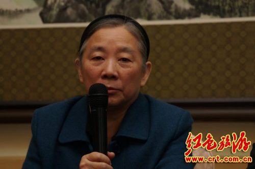 原文配图：林彪元帅之女林豆豆即席发言。