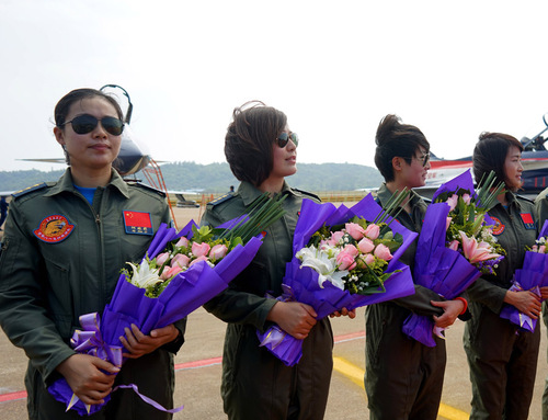这是抵达珠海的空军女飞行员（2014年11月5日摄）。
