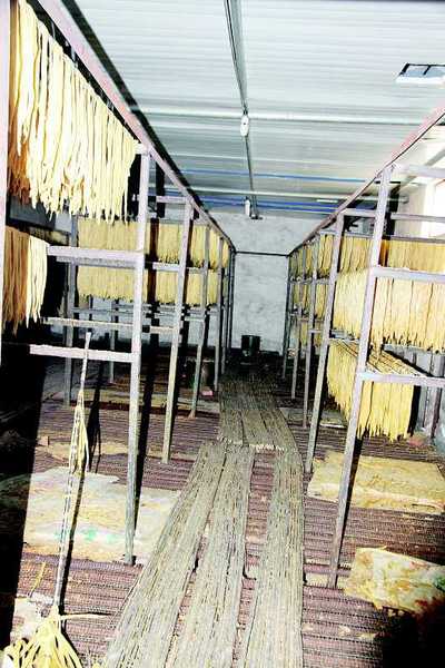 ▲毛托村附近“毒”腐竹厂生产车间脏乱不堪。警方供图