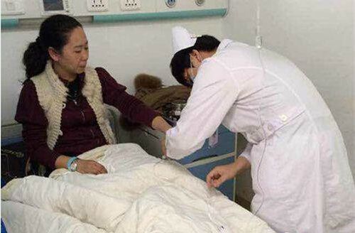 船营区第二十五小学被打老师郭鑫在市中心医院留院观察治疗。