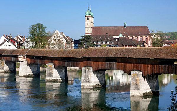 瑞士军队今年才是从这座跨国桥梁上拆除了安放多年的爆炸物。