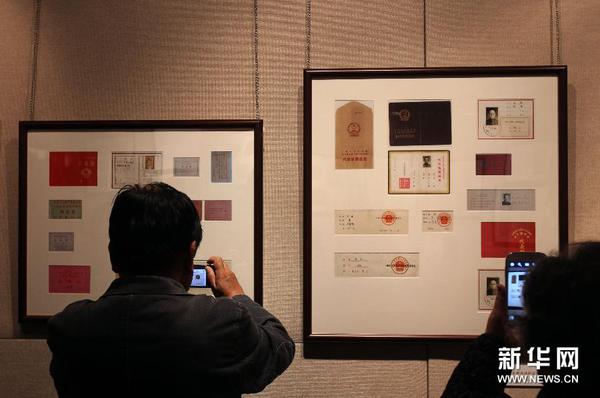 11月22日，观众在参观拍摄展出的巴金收藏的证件等展品。