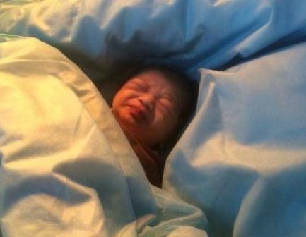 陕西榆林一新生女婴被弃粪坑 消防员徒手捞出