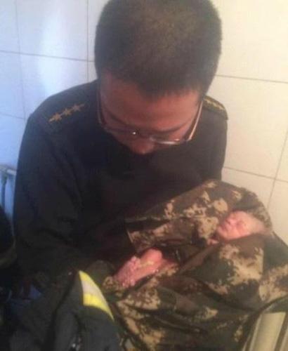 陕西榆林一新生女婴被弃粪坑 消防员徒手捞出