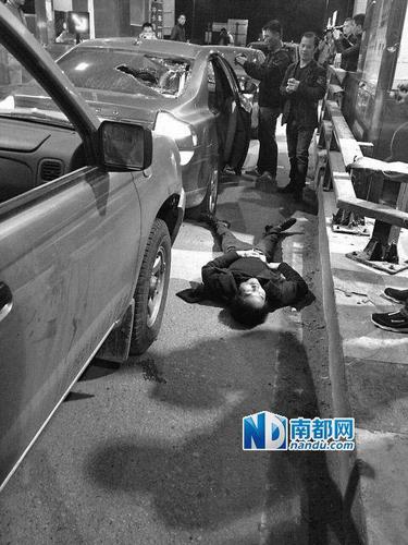 前日，深汕高速公路陆丰内湖入口处，被击毙的毒贩。