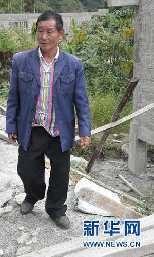 高德荣在独龙江乡检查安居房建设进度和质量（10月27日摄）。新华社发