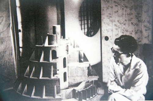 台湾文化大学建筑系第一届系主任卢毓骏家，当年坐在其所设计的草山防空洞模型，思索防爆设计