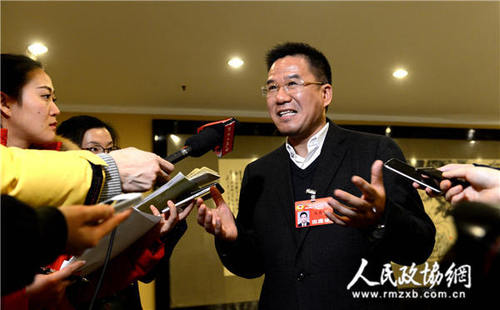 1月23日下午,马光远委员接受媒体采访.他带来的提案是关于设立北京智库园,打造中国智库高地的建设.齐波摄_副本