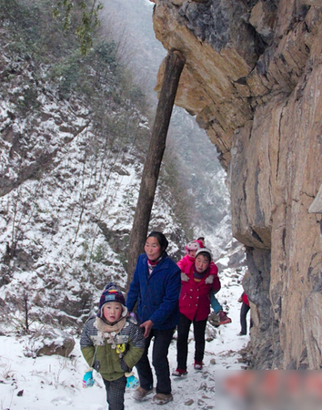 陕西22名学生每天往返8公里求学-冰天雪地爬山过河7