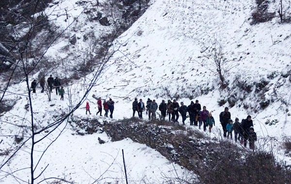 陕西22名学生每天往返8公里求学-冰天雪地爬山过河5