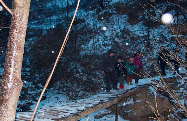 陕西22名学生每天往返8公里求学-冰天雪地爬山过河3