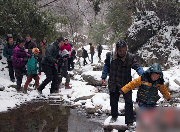 陕西22名学生每天往返8公里求学-冰天雪地爬山过河8