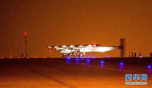 3月31日凌晨，降落在重庆江北国际机场跑道上的“阳光动力”2号在等待工作人员完成降落检查。