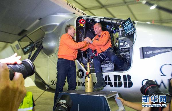 3月31日凌晨，“阳光动力”2号飞行员安德烈·博尔施伯格（左）与本段航程的飞行员贝特朗·皮卡尔（右）握手，向他平安顺利完成本段飞行计划表示祝贺。