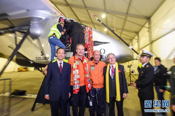 3月31日凌晨，在重庆江北国际机场，重庆市市政府副秘书长艾扬（左一）、瑞士驻华大使戴尚贤（右一）与“阳光动力”2号太阳能飞机飞行员安德烈·博尔施伯格（左二）、贝特朗·皮卡尔（右二）合影。