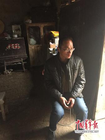 杨波涛坐在老家的屋里。