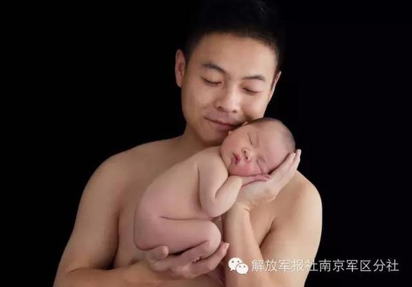 宝宝和父亲合影。
