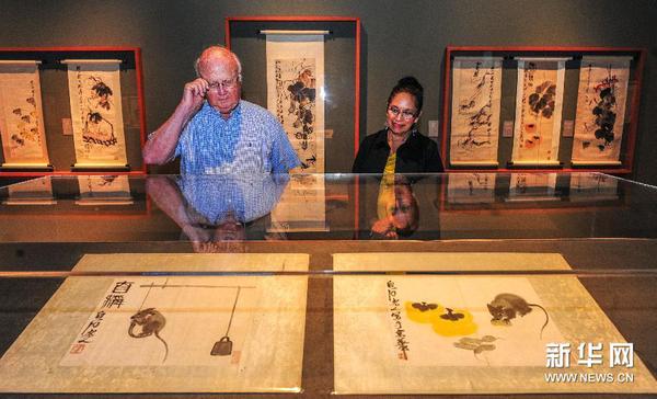 4月10日，在美国洛杉矶，美国观众在宝尔博物馆欣赏齐白石作品。