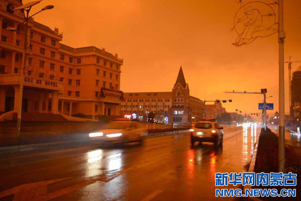4月15日下午2点左右，内蒙古阿尔山市惊现红色天空，并伴有小雨，雨水中含黑色物质。2点40分，红色天空开始消散，2点50分，天空恢复正常。（王靖 摄影报道）