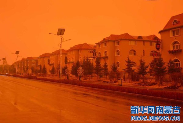 4月15日下午2点左右，内蒙古阿尔山市惊现红色天空，并伴有小雨，雨水中含黑色物质。2点40分，红色天空开始消散，2点50分，天空恢复正常。（王靖 摄影报道）1