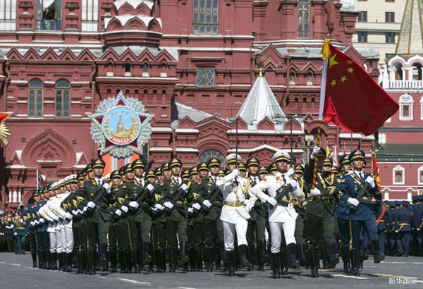 5月7日，在俄罗斯首都莫斯科，中国人民解放军三军仪仗队在彩排中列队行进。当日，俄罗斯在莫斯科红场举行纪念卫国战争胜利70周年红场阅兵式总彩排。新华社记者马占成摄