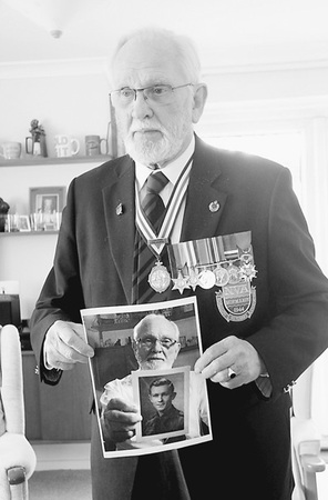 　英国二战老战士巴茨向本报记者展示他现在和年轻时的照片对比。本报记者 黄培昭摄