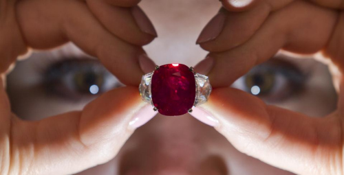 25克拉鸽血红宝石以超3000万美元拍卖创世界纪录