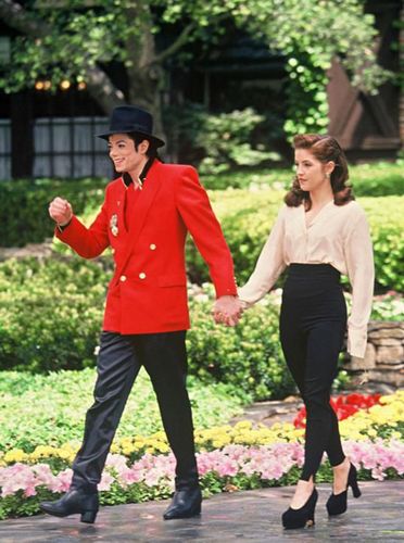 “梦幻庄园”是杰克逊与丽莎·玛丽·普雷斯利（Lisa Marie Presley）结婚的地方，两人1996年离婚。