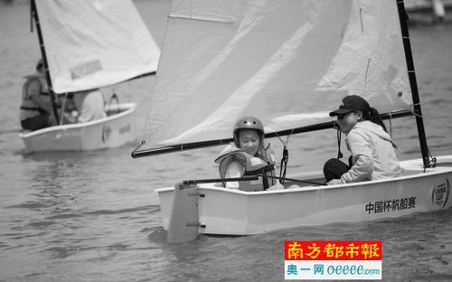 昨日，深圳“帆乐海岸·中国杯亲子帆船节”在欢乐海岸狂欢广场游轮码头举行。