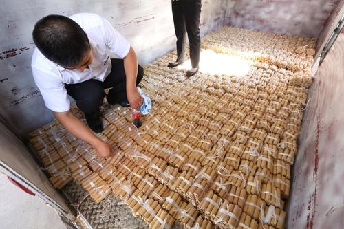 2015年6月2日，沈阳一市民携66万硬币和2万纸币到车行买车，1320捆硬币平铺在车厢内运走。